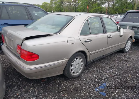 1998 Mercedes-Benz E 320 из США, поврежденный, VIN WDBJF65F6WA518201